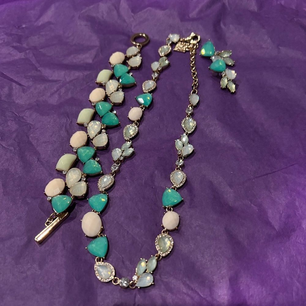 3 Piece Gorgeous Set of Tri-Color Glass Stone Necklace, Bracelet and Earrings.